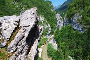 Pohodniška pot, ki vodi v smeri Erjavčeve jame, ponuja lep razgled na Iglo (Foto: Iztok Snoj, Vir: Gore-ljudje)